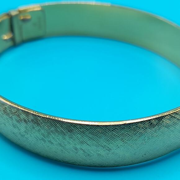 Vintage Signed Monet Gold Plated Hinged Bracelet, Classic Bangle, 6.5 Inches - Picture 11 of 11